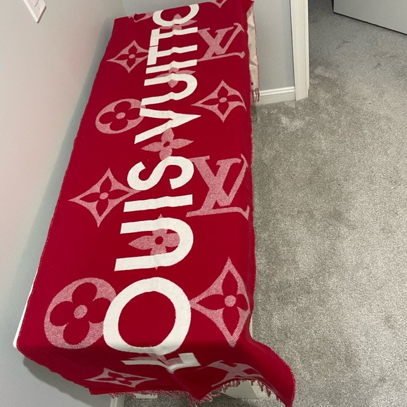 LOUIS VUITTON: Monogram Capital Scarf (M73453) - Unisex - Picture 3 of 7